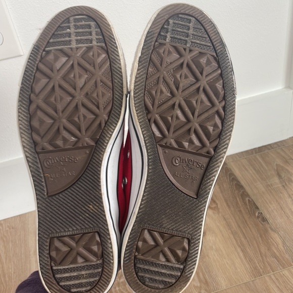 Red converse - Picture 2 of 4